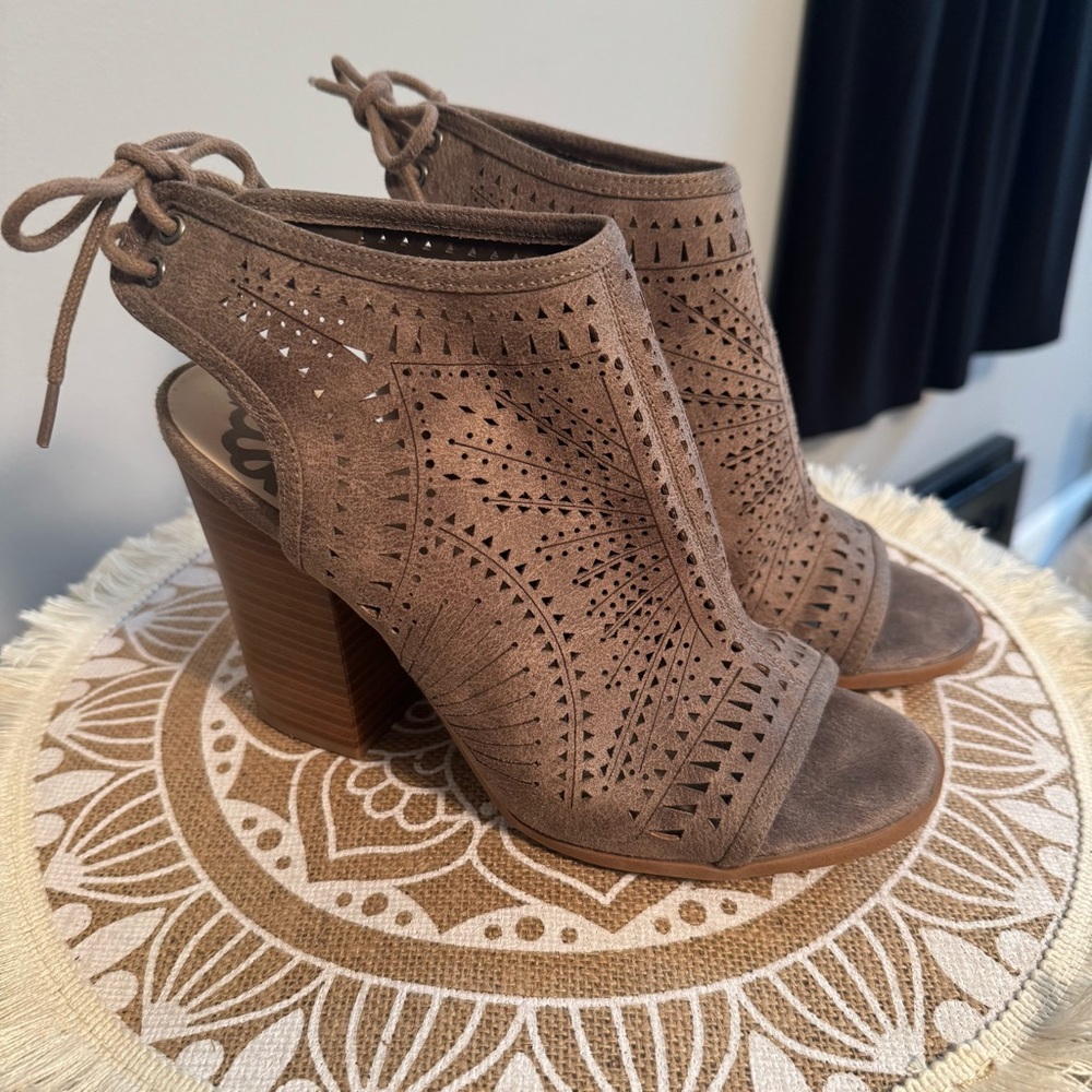 FERGALICIOUS by Fergie Women's Peep Toe Heels Shoes Tan Size 6